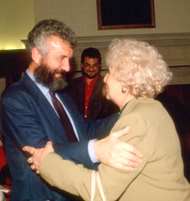 Campagna NIÑOS, visita alla sede delle Abuelas de Plaza de Mayo: l’abbraccio con EstelaCarlotto. Buenos Aires, ottobre 2003.