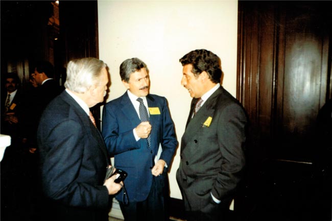 Viaggio con D’Alema in Messico, 1997. Cerimonia per l’insediamento di Cuauhtémoc Cardenas, Sindaco di Città del Messico. D’Alema conversa con Guillermo Estevez Boero, Presidente del Pardido Socialista argentino, e con Carlos Chacho Alvarez, del Grupo de los ocho.