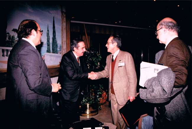 Convegno nazionale PDS sulla nuova America latina, Genova 1992. All’apertura del Convegno Renato Sandri saluta l’ex Presidente argentino, Raul Alfonsin, accompagnato da Raul Alconada Sempé.
