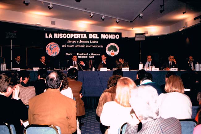 Convegno nazionale PDS sulla nuova America latina, Genova 1992. Immagine della presidenza e della sala durante l'intervento di Occhetto.