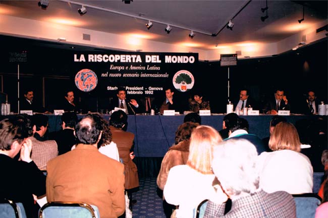 Convegno nazionale PDS sulla nuova America latina, Genova 1992. Immagine della presidenza e della sala durante l'intervento di Occhetto. Convegno nazionale PDS sulla nuova America latina, Genova 1992. Immagine della presidenza e della sala durante l'intervento di Occhetto.