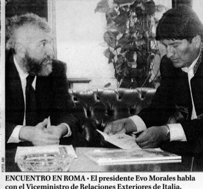 Il Sottosegretario Di Santo riceve il Presidente Morales all’aeroporto militare di Ciampino: nell’incontro, tra gli altri temi, si parla anche della vicenda Entel. Roma, 2007.