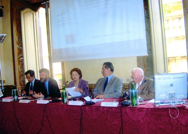Dilma Rousseff, Ministro da Casa Civil, al seminario del CeSPI sulle infrastrutture. Da sinistra: José Luis Rhi-Sausi, Direttore CeSPI; Sottosegretario Di Santo; Dilma Rousseff; Amb. Andino Salazar, Presidente IILA; Luis Guastavino, Coordinatore OLAGI, Cile. Roma Maggio 2007.