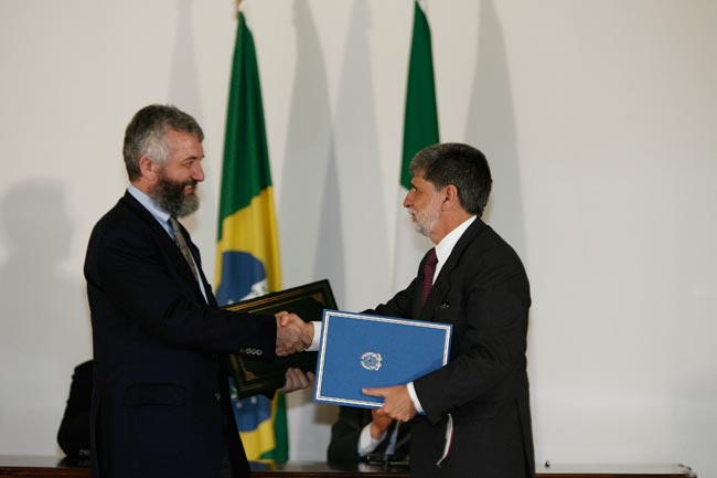 Viaggio del Presidente del Consiglio Prodi in Brasile. Presso il Palazzo presidenziale di Planalto si firma l’Accordo Italia-Brasile per la Cooperazione triangolare: Ministro degli Esteri del Brasile, Celso Amorim, e Sottosegretario agli Esteri Di Santo. Brasile, marzo 2007.