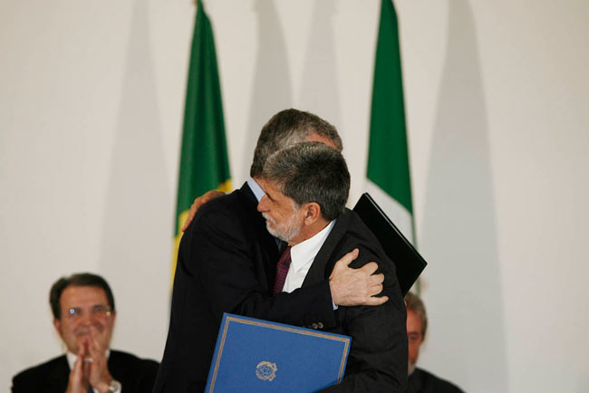 Viaggio del Presidente del Consiglio Prodi in Brasile. Presso il Palazzo presidenziale di Planalto si firma l’Accordo Italia-Brasile per la Cooperazione triangolare: dietro Amorim e Di Santo si intravvedono Prodi e Lula. Brasile, marzo 2007.