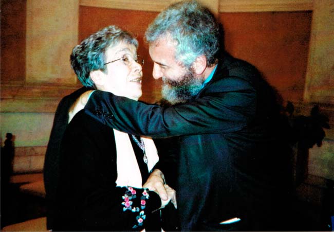 III Conferenza. Alla fine della cerimonia della consegna dei riconoscimenti MAE, il Sottosegretario Di Santo saluta Linda Bimbi. Roma, 17 ottobre 2007.