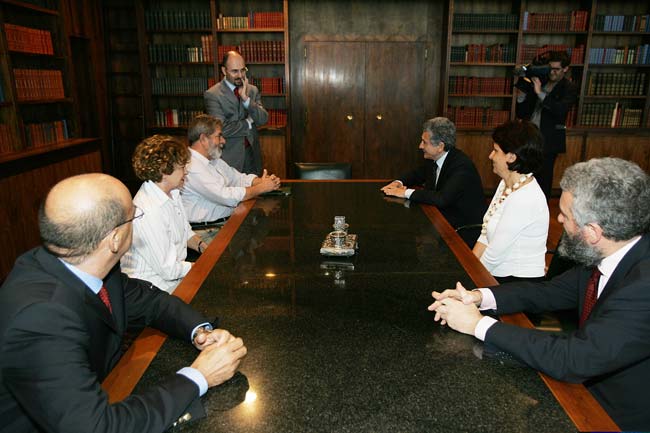 Visita del Ministro degli Esteri D’Alema in Brasile. Incontro con il Presidente Lula presso la residenza presidenziale dell’Alvorada. Da sinistra, al tavolo: l’Ambasciatore d’Italia, Michele Valensise, la signora Marisa da Silva, Lula, D’Alema, la signora Linda Giuva, Donato di Santo. Brasilia, 31.12.2006