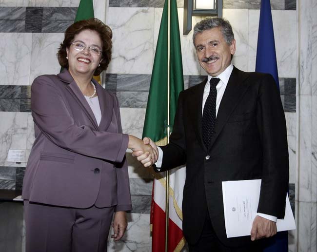 Dilma Rousseff, Ministro da Casa Civil, ricevuta da Massimo D’Alema alla Farnesina. L’Italia fu il primo paese europeo in cui la Ministro present?² il PAC, Programma brasiliano di Accelerazione della Crescita. Roma, giugno 2007.