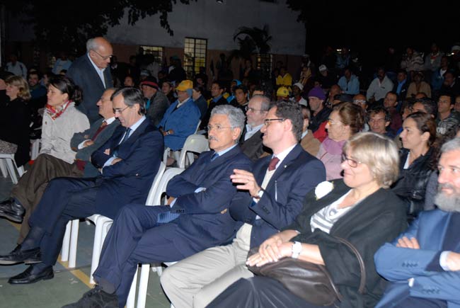  San Paolo, 13 maggio 2010, visita al Arsenal da Esperança. Da sinistra, in prima fila, il Console Marsili, D'Alema, Fabio Porta, Roberta Barni e Di Santo.