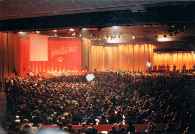 Immagine della platea del Congresso di scioglimento del PCI (Rimini ’91).
