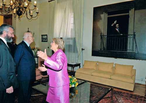 Visita di Stato del Presidente Napolitano in Cile.La Presidente Bachelet, con il Presidente Napolitano e il Sottosegretario Di Santo, davanti ad un dipinto che raffigura il Presidente Salvador Allende. Santiago, marzo 2008