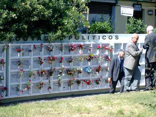 Di Santo al monumento ai prigionieri politici della dittatura cilena. Novembre2006