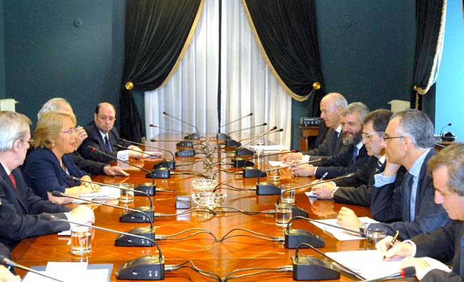 Visita del Presidente del Consiglio Prodi in Cile. Riunione bilaterale Italia-Cile. Alla destra della Presidente cilena il Vice Ministro degli Esteri Von Claveren, alla destra di Prodi il Sottosegretario Di Santo. Santiago, 28.03.2007