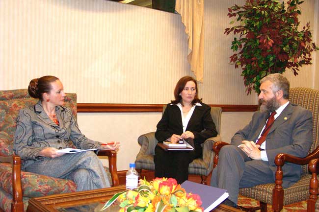 Di Santo in Ecuador per l’insediamento del Presidente Correa, é ricevuto dalla Ministro degli Esteri Maria Fernanda Espinosa. Quito, gennaio 2007.