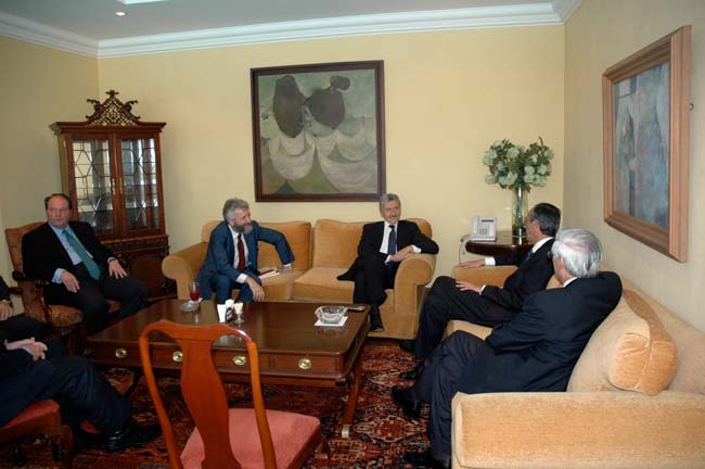 Città del Guatemala, novembre 2008: l’ex Ministro degli Esteri D’Alema e Di Santo, accompagnati dall’Ambasciatore Benardelli, vengono ricevuti dal Presidente, Alvaro Colom e dal Ministro degli Esteri, Haroldo Rodas.