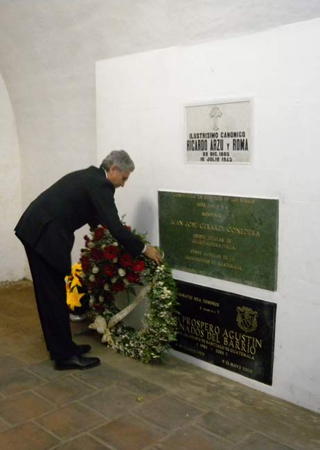 Città del Guatemala, novembre 2008: l’ex Ministro degli Esteri D’Alema depone una corona di fiori sulla tomba di Monsignor Juan Gerardi.