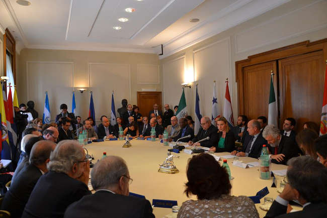 Mogherini, con Giro, Marras e Di Santo, si rivolge agli Ambasciatori