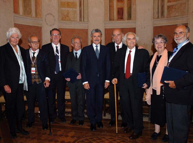 III Conferenza. Il Ministro D’Alema consegna un riconoscimento del MAE a personalità che hanno dedicato parte della loro vita alle relazioni tra Italia ed America latina, da sinistra: Susanna Agnelli; Renato Sandri, Gilberto Bonalumi, Ludovico Incisa di Camerana, Italo Moretti, Saverio Tutino, Linda Bimbi, Alberto Tridente. Roma, 17 ottobre 2007.