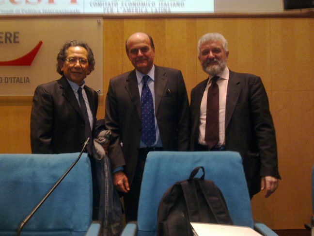 Roma, 7 febbraio 2013. Alla fine dell'incontro con gli imprenditori, immagine di José Luis Rhi-Sausi e Donato Di Santo, con Pier Luigi Bersani.