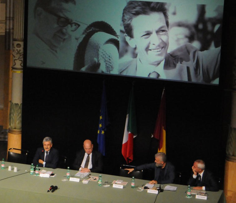 Foto del tavolo della presidenza presa dall'alto: Massimo D'Alema, José Miguel Insulza, Donato Di Santo e Ugo Sposetti.