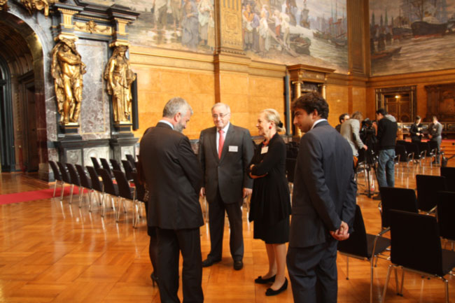 Amburgo, Palazzo Rathaus, 17 settembre. Di Santo, accompagnato da Gianandrea Rossi, accolto da Benita Ferrero-Waldner e Jorge Valdez, rispettivamente Presidente e Direttore della Fondazione UE-LAC.