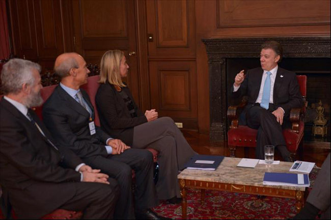 COLOMBIA, cerimonia di insediamento del Presidente Juan Manuel Santos. Il Presidente della Colombia, Juan Manuel Santos, con la Ministro degli Esteri itali ana, Federica Mogherini, accompagnata dall’Ambasciatore italiano in Colombia, Gianni Bardini, e dal Coordinatore delle Confer enze Italia - America latina, Donato Di Santo (Bogotà, 6 agosto 2014). Foto: Juan Pablo Bello SIG