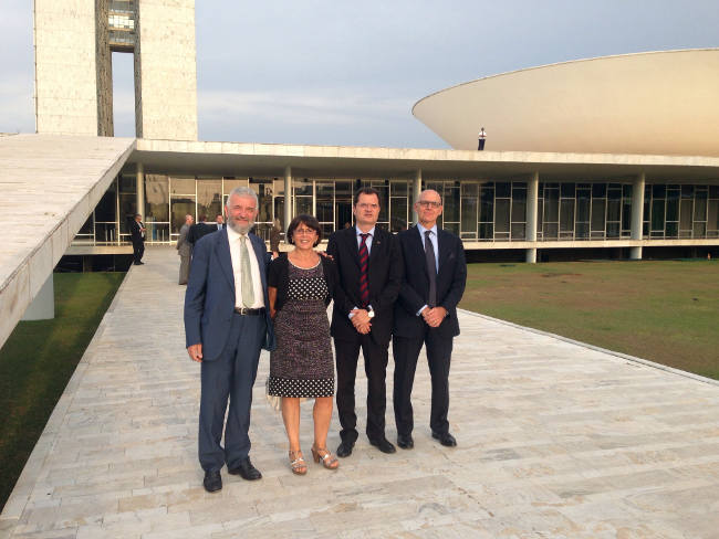Davanti al Parlamento a Brasilia. Da sinistra: Donato Di Santo, Marina Sereni, Fabio Porta, Raffaele Trombetta.