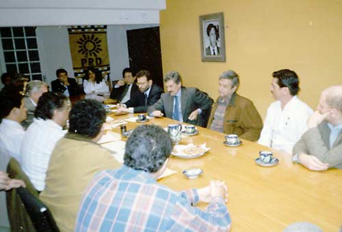 1997. Incontro con il neo Presidente del PRD, Andrés Manuel Lopez Obrador, AMLO. Da sinistra: José Luis Rhi-Sausi, Umberto Ranieri, D’Alema, Lopez Obrador, Fabrizio Rondolino.