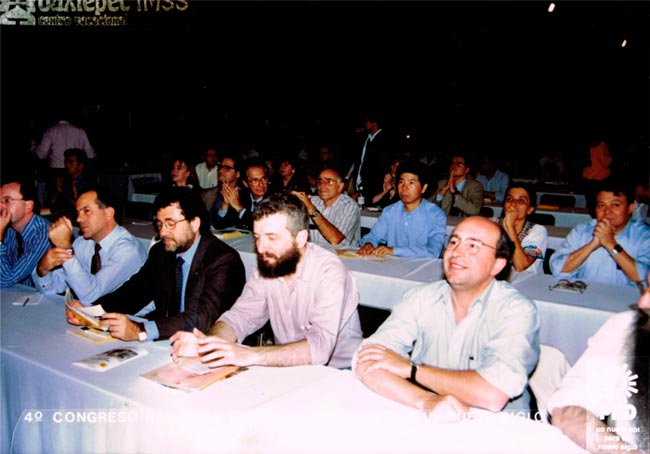 Messico, 1998, gli ospiti internazionali al IV Congresso del PRD. Accanto a me Francesco Forgione, delegato di Rifondazione comunista.