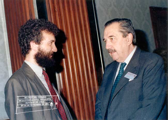 Incontro di Di Santo con l’ex Presidente dell’Argentina, Raul Alfonsin, durante i lavori del Consiglio della IS a Santiago, novembre 1991. Incontro di Di Santo con l’ex Presidente dell’Argentina, Raul Alfonsin, durante i lavori del Consiglio della IS a Santiago, novembre 1991.