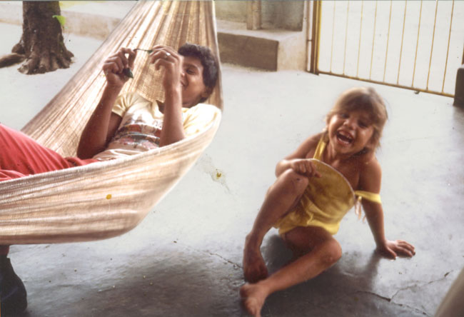 Managua, Nicaragua, 1984. La piccola Arlen e il fratellino.