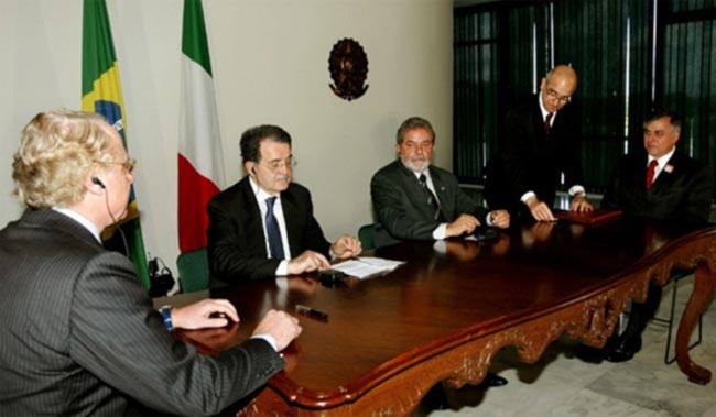 In occasione della visita ufficiale di Prodi in Brasile, firma dell’Accordo ENI-Petrobras (di spalle Scaroni di ENI), alla presenza dei due Presidenti.