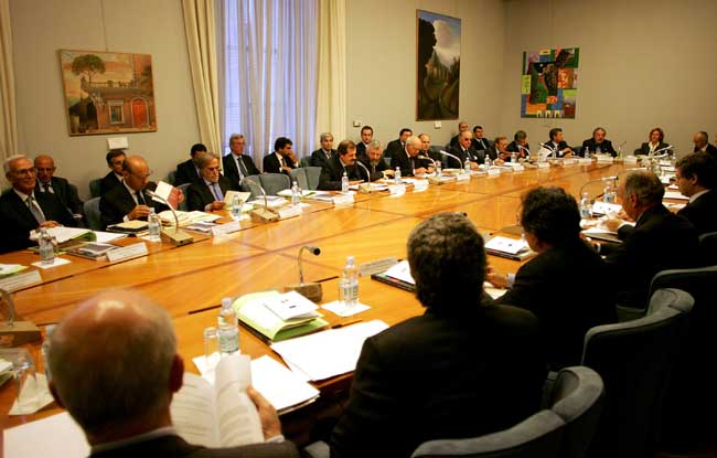 Il giorno seguente la conclusione della III Conferenza, il Segretario Generale del MAE, Ambasciatore Giampiero Massolo, introduce l'incontro del Sottosegretario Di Santo con tutti gli Ambasciatori italiani in America latina, a Roma per partecipare ai lavori della Conferenza. Alla sinistra di Di Santo, l'Ambasciatore Giovan Battista Verderame, Direttore generale per le Americhe, e il Min. Plen. Luigi Marras, Capo Segreteria del Sottosegretario. Roma, 18 ottobre 2007.