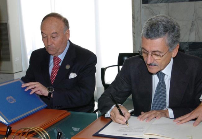 Roma, 17 ottobre 2007. Il Ministro DÂ´Alema con Enrique Garcia, presidente della CAF (Banca di sviluppo dell'America latina), firmano lÂ´Accordo di collaborazione alla Farnesina.