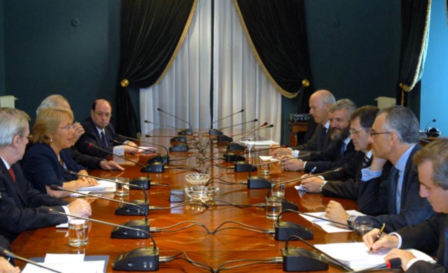 Con il Presidente del Consiglio Prodi nel viaggio ufficiale in Brasile e Cile: un momento della riunione bilaterale a Santiago, Palazzo de La Moneda, con la Presidente Michelle Bachelet.