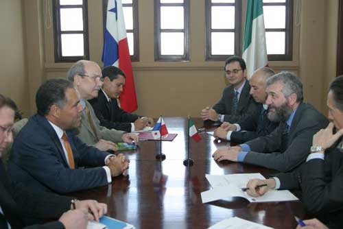 Visita del Sottosegretario Di Santo a Panama. La riunione bilaterale Italia-Panama: alla sinistra del Ministro degli Esteri Lewis Navarro, il Consigliere per la politica estera del Presidente Martin Torrijos, Nils Castro; ai lati di Di Santo Bisogniero e Vigo. Città di Panama, marzo 2007