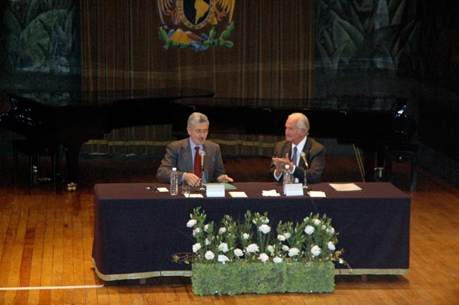 Città del messico, novembre 2008: lectio magistralis di massimo d’alema alla cattedra julio cortazar della unam. l’applauso di carlos fuentes.