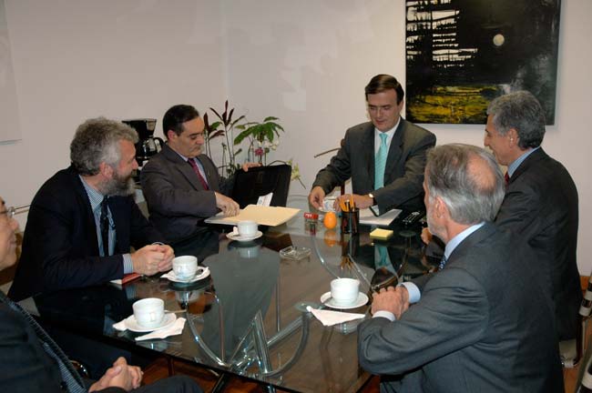 Città del Messico, novembre 2008: incontro con il Sindaco Marcelo Ebrard. Da sinistra: Rhi-Sausi, Di Santo, a capo tavola il Sindaco Ebrard, D’Alema, Scauso.