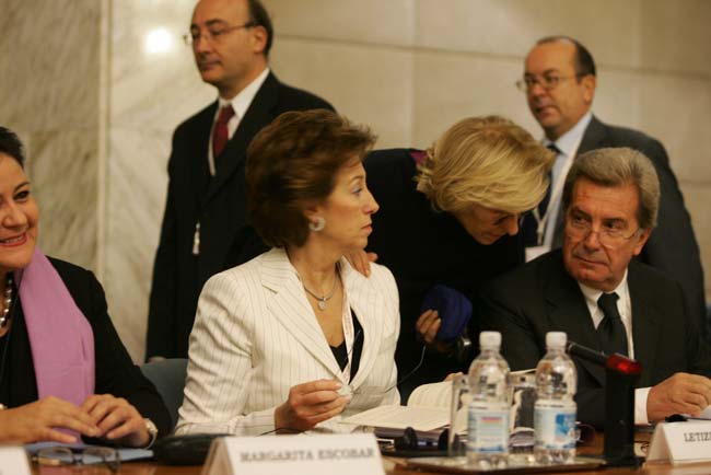 III Conferenza. Alla presidenza: il Sindaco di Milano, Letizia Moratti, la Ministro Emma Bonino, l’AD di ENEL, Fulvio Conti. Roma, 16 ottobre 2007.