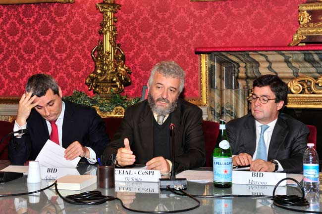 Altra immagine della presidenza durante l’intervento introduttivo di Di Santo.