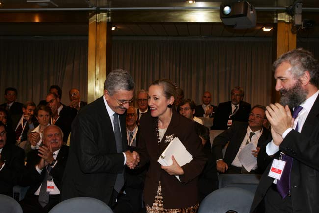 III Conferenza. D’Alema accoglie la Commissario europea per le relazioni esterne, Benita Ferrero-Waldner. Roma, 16 ottobre 2007.