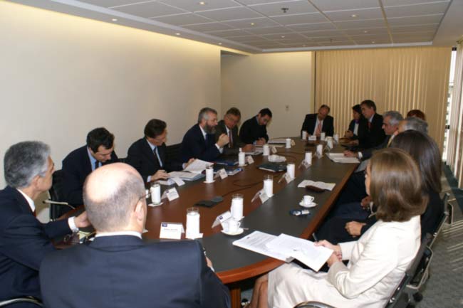 Visita del Sottosegretario Di Santo alla sede centrale della CAF, Banca di sviluppo dell’America latina, a Caracas. Con Di Santo, alla sua destra il Direttore generale per le Americhe del Mae, Claudio Bisogniero, alla sua sinistra, l’Ambasciatore d’Italia, Carante, e il Segretario particolare, Giovanni Santini. Per la CAF, accanto al Presidente Garcia, i Vice Presidenti e i Direttori (in primo piano di spalle, la Direttrice CAF Brasile, Moira Paz Estenssoro) Caracas, 2007