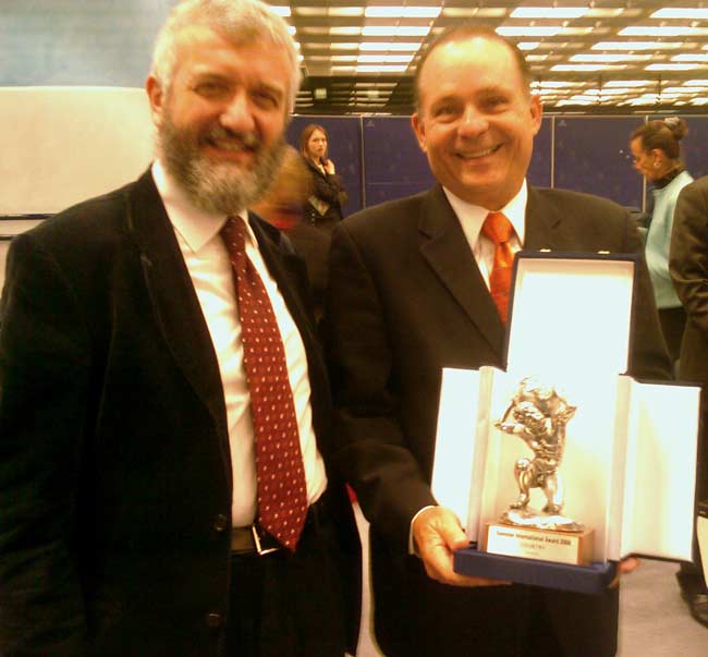 Il Sottosegretario Di Santo, accompagnato dal vice Segretario particolare Gianandrea Rossi, a Verona, presso la Fiera internazionale delle macchine di movimentazione terra, per felicitare l’Amministratore del Canale, Alberto Aleman Zubieta, vincitore del Premio Samoter.