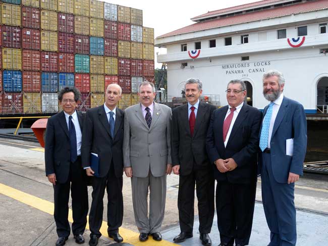Panama, novembre 2008, visita dell’ex Ministro D’Alema e dell’ex Sottosegretario Di Santo: all’ingresso delle chiuse di Miraflores. Da sinistra: il Direttore CeSPi Rhi-Sausi, l’Ambasciatore d’Italia Vigo, il Ministro Colamarco, D’Alema, l’Ambasciatore panamense in Italia, Di Santo.