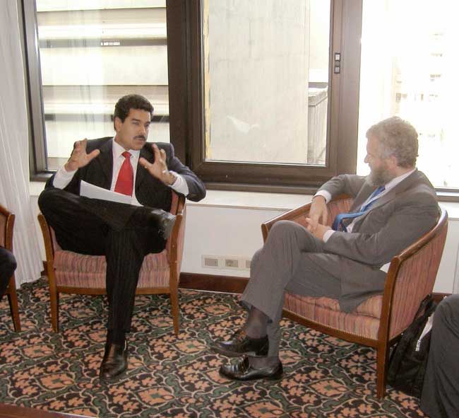 Incontro bilaterale del Sottosegretario Di Santo con il Ministro degli Esteri del Venezuela, Nicolas Maduro, in occasione del Vertice XVI Iberoamericano, Montevideo novembre 2006.