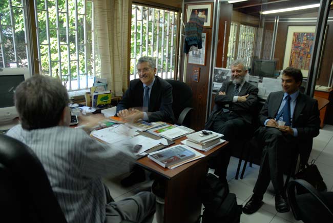 Caracas, 2010: in occasione della visita di D’Alema e Di Santo alla CAF, incontro con Teodoro Petkoff. Ultimo a destra Gianandrea Rossi.